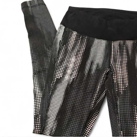 Reebok Black and White Activewear - Picture 7 of 9